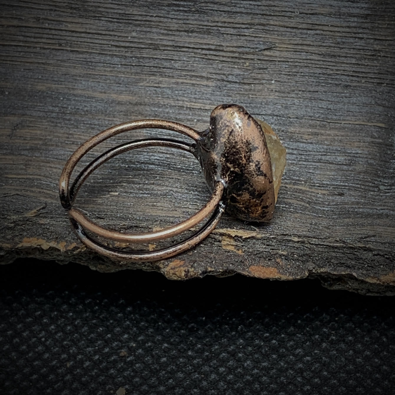Antiker Kupferring mit rohem Edelstein, rustikales Design, handgefertigter Schmuck.
