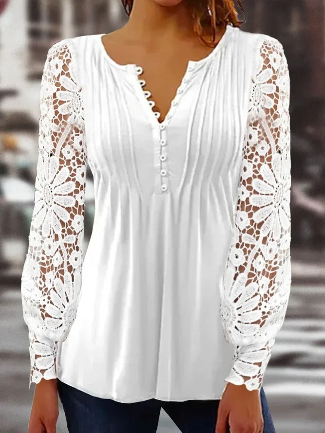 Weiße Damenbluse mit Spitzenärmeln, Knopfleiste, elegantes Design, Freizeitmode.