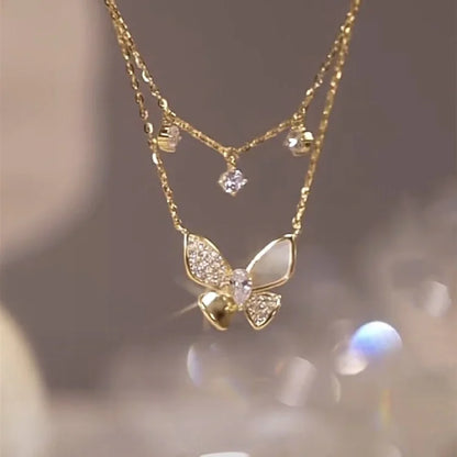 Goldene Schmetterlingskette mit Kristallen, elegantes Schmuckdesign, Damenaccessoire.
