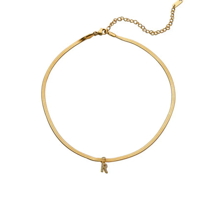 Goldene Halskette mit Buchstabenanhänger, elegantes Schmuckstück, Damenmode, Geschenkidee.