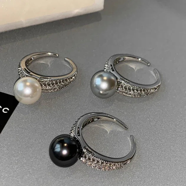 Drei silberne Ringe mit Perlen, Schmuck, elegant, modisch, Damenaccessoire, Geschenkidee.