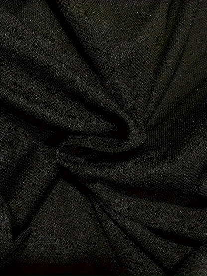 Schwarzer Baumwollstoff, Nahaufnahme, Textur, weicher Stoff, hochwertiges Material, Faltenwurf.
