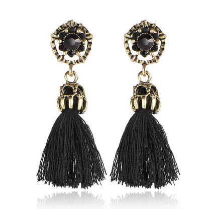 Goldene Ohrringe mit schwarzen Quasten, Vintage-Stil, Damenmode, Statement-Schmuck.