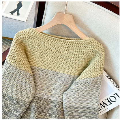 Gelber und grauer Strickpullover auf Holzkleiderbügel, gemütliche Damenmode, Wohnzimmerhintergrund.