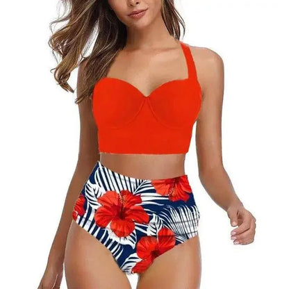 Frau im roten Bikini-Top und geblümter High-Waist-Badehose, Sommermode, Strandbekleidung.