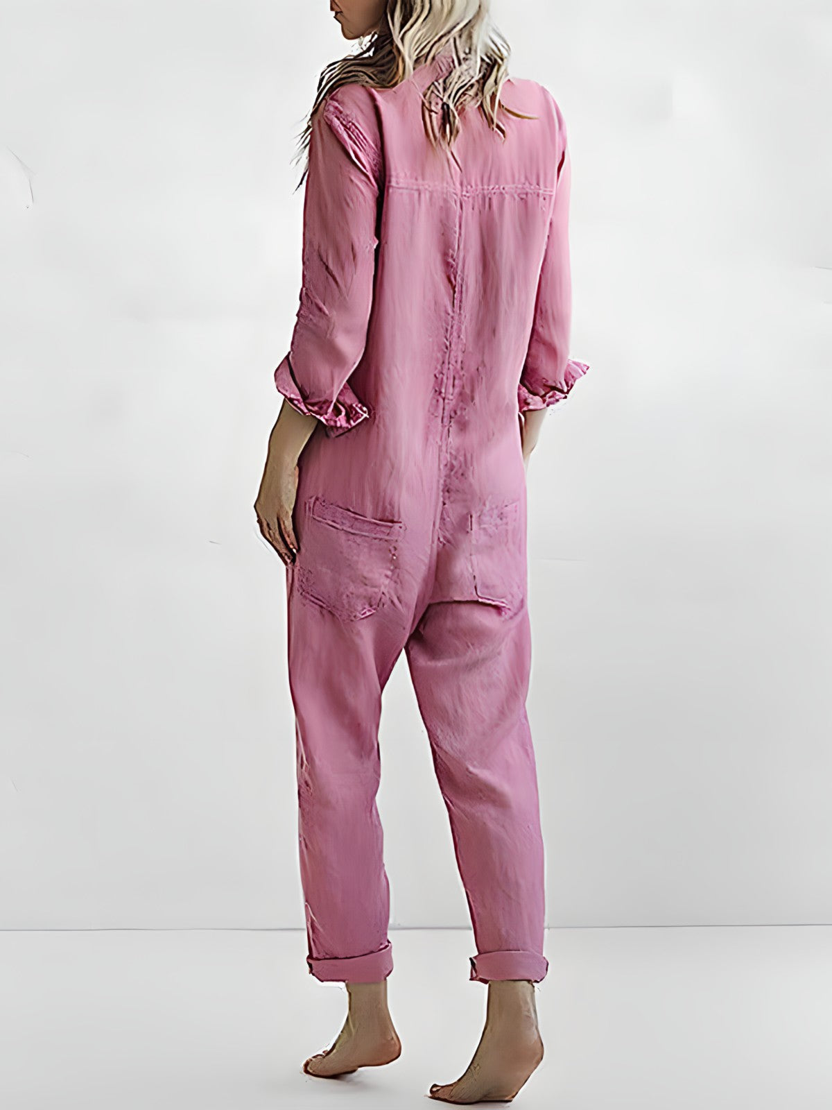 Frau in rosa Jumpsuit aus Baumwolle, lässig, langärmelig, modisch, Rückansicht.