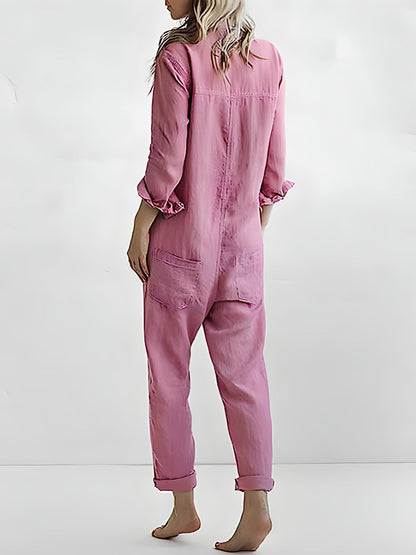 Frau in rosa Jumpsuit aus Baumwolle, lässig, langärmelig, modisch, Rückansicht.