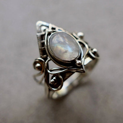 Silberring mit Mondstein, handgefertigt, filigranes Design, Vintage-Stil, Schmuck für Damen.