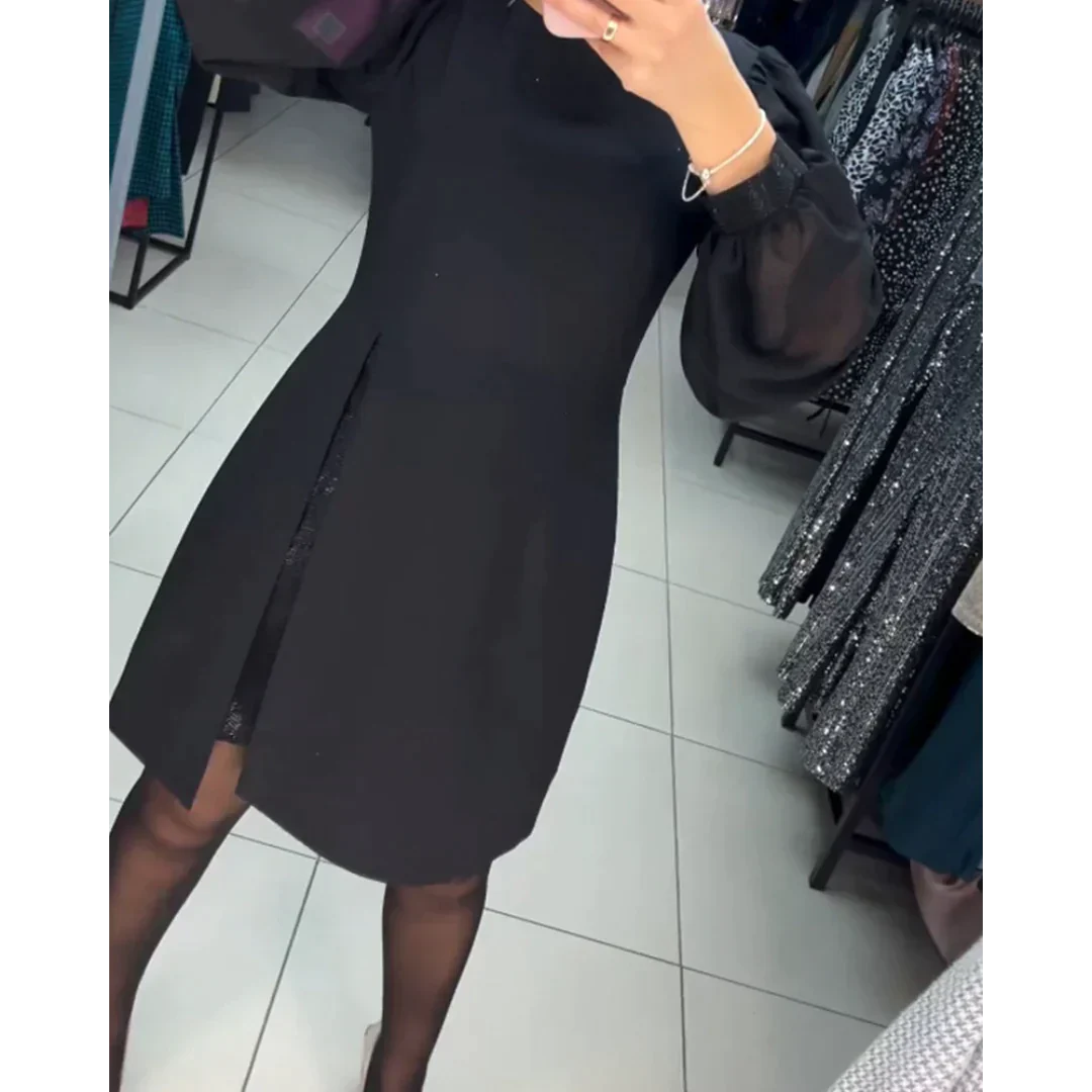 Schwarzes Kleid mit langen Ärmeln, elegantes Design, Damenmode, Spiegelaufnahme.