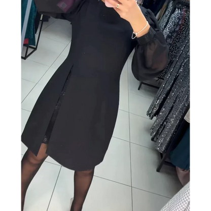 Schwarzes Kleid mit langen Ärmeln, elegantes Design, Damenmode, Spiegelaufnahme.