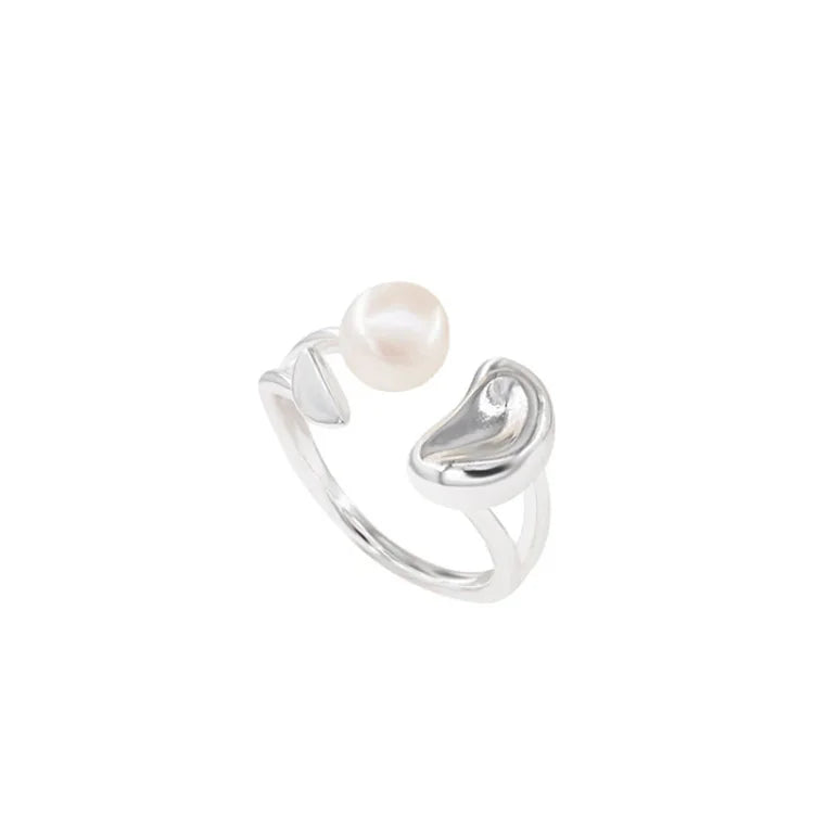 Silberring mit Perle, offenes Design, eleganter Schmuck, minimalistischer Stil, Damenaccessoire.