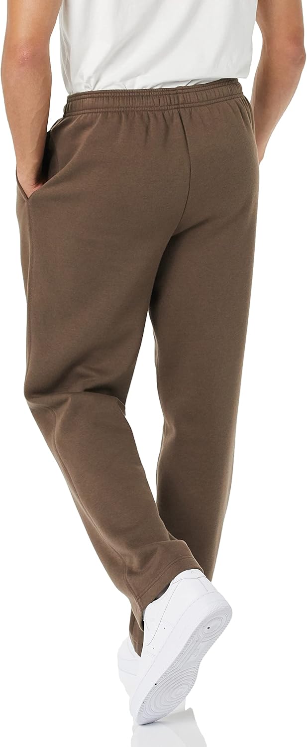 Mann in brauner Jogginghose aus Baumwolle, weiße Sneaker, lässiger Stil, Rückansicht.
