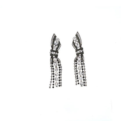 Schwarze Strass-Ohrringe mit Schleifen-Design und hängenden Ketten, eleganter Schmuck.