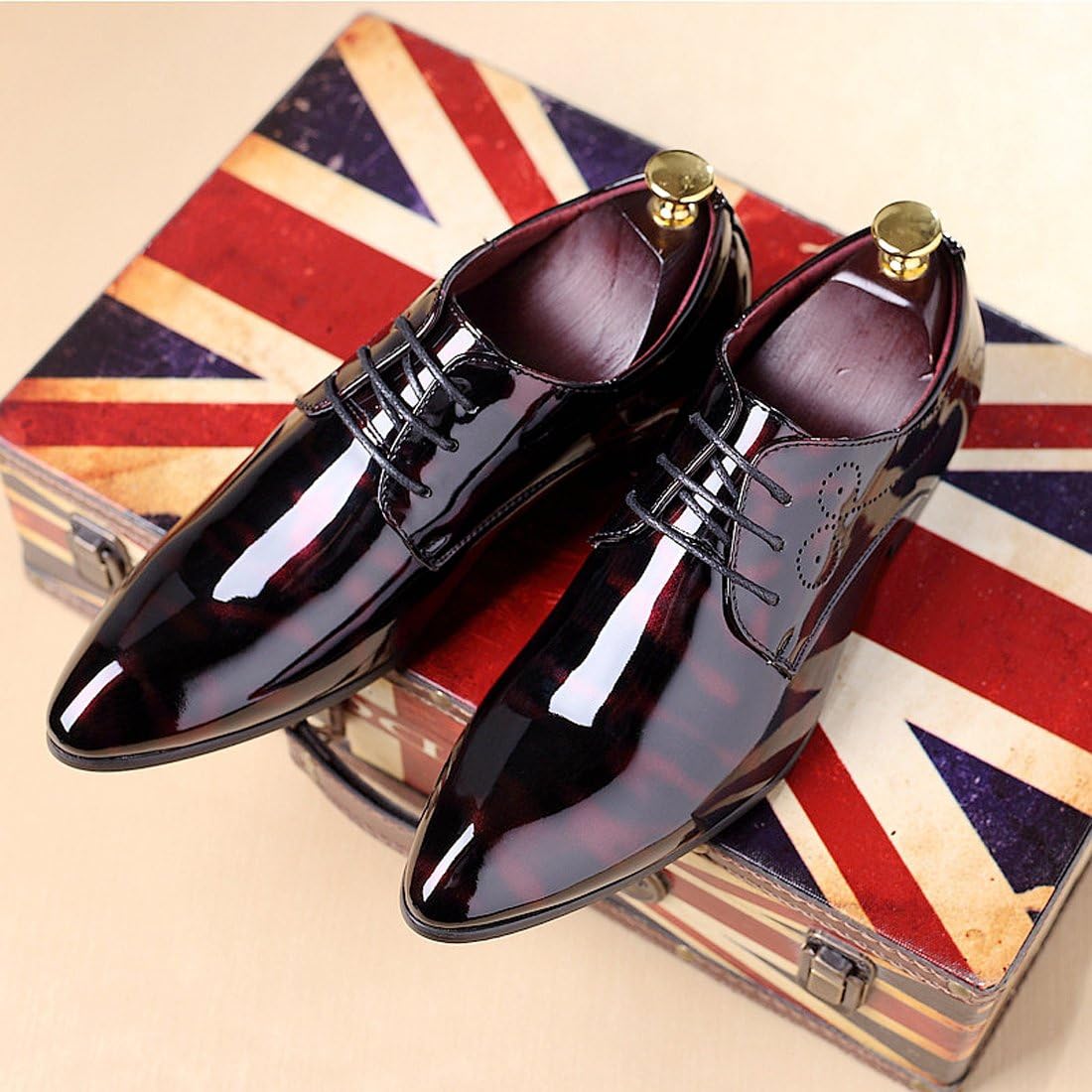 Elegante schwarze Lacklederschuhe für Herren auf Union-Jack-Koffer, formell, glänzend.