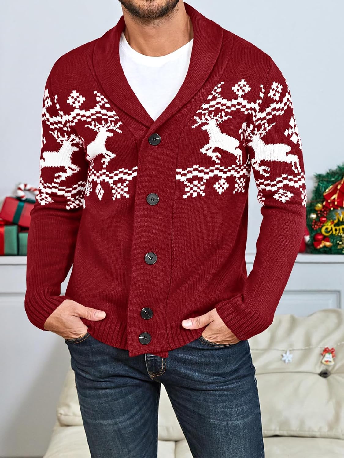 Roter Herren-Cardigan mit Rentiermuster, Strickjacke, Wintermode, festlich, gemütlich.