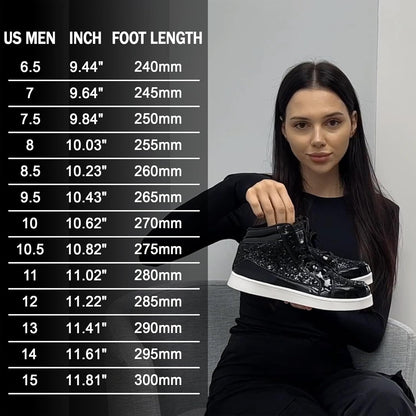 Frau hält schwarze Glitzersneaker, Größentabelle für US-Herrenschuhe, modisch, bequem.
