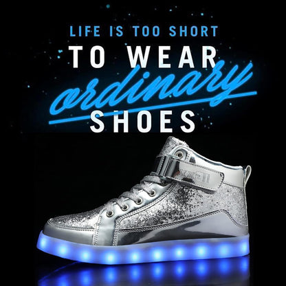 Silberne LED-Sneaker mit blauer Sohle, Glitzerdesign, modische leuchtende Schuhe.