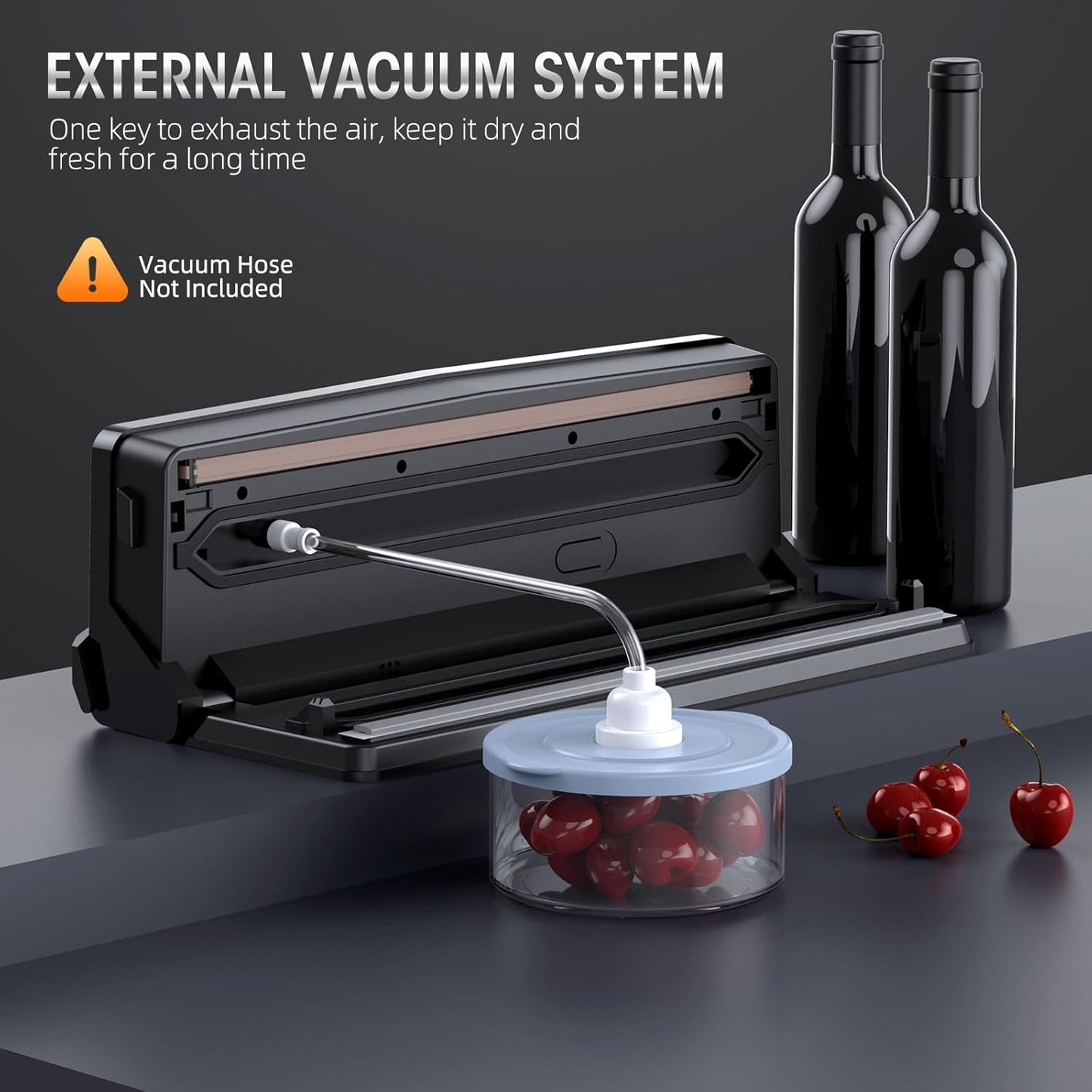 Vakuumiergerät schwarz mit externem Vakuumsystem, zwei Weinflaschen, Kirschen in Behälter.