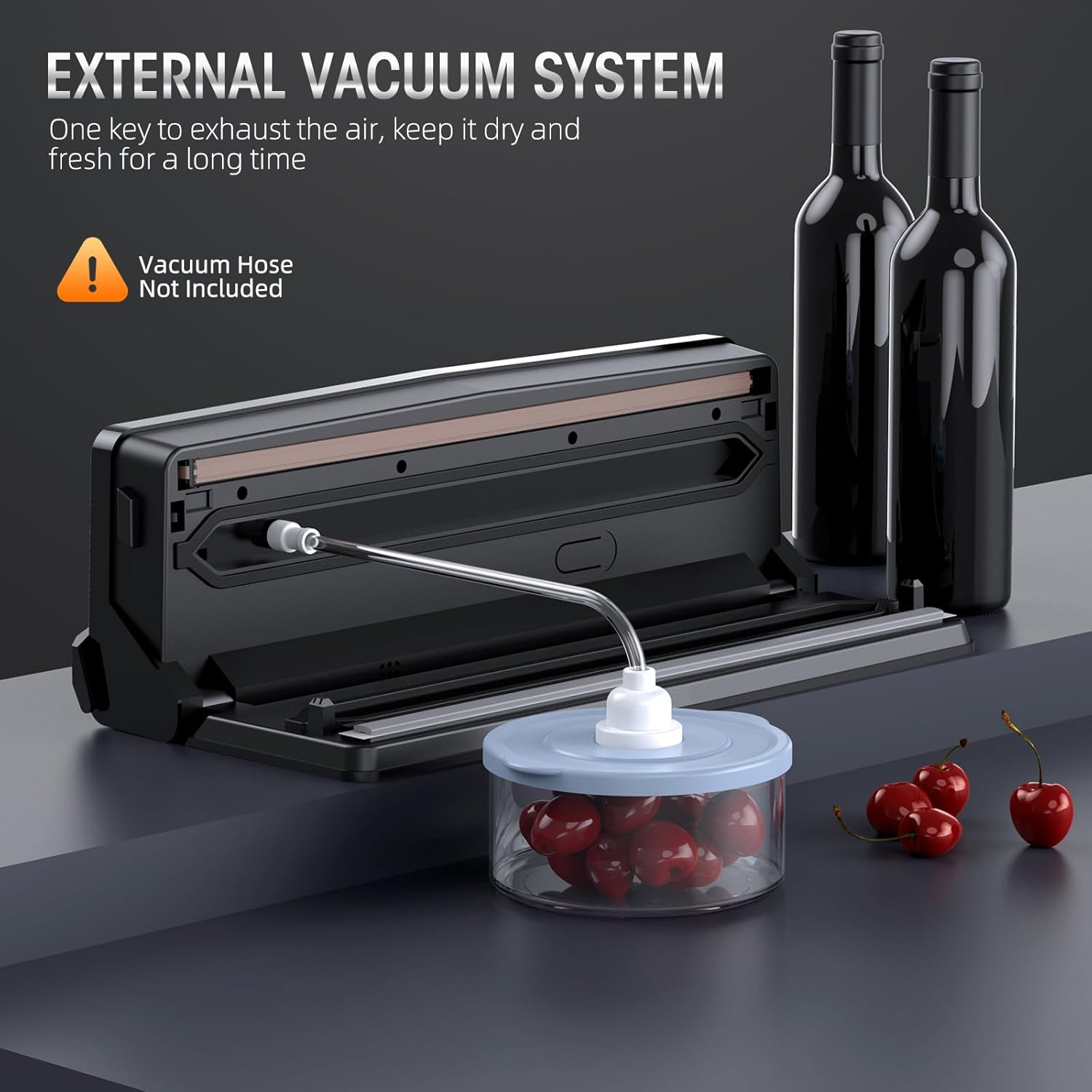 Vakuumiergerät schwarz mit externem Vakuumsystem, zwei Weinflaschen, Kirschen in Behälter.