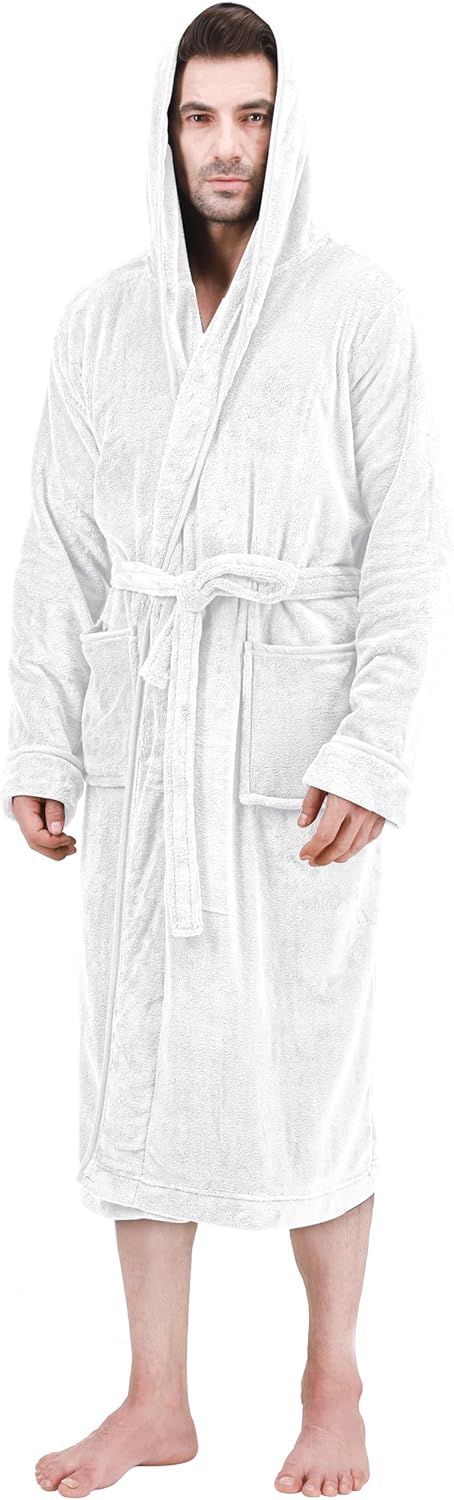 Mann im weißen Bademantel mit Kapuze, Frottee, bequem, ideal für Zuhause, Wellness, Spa.