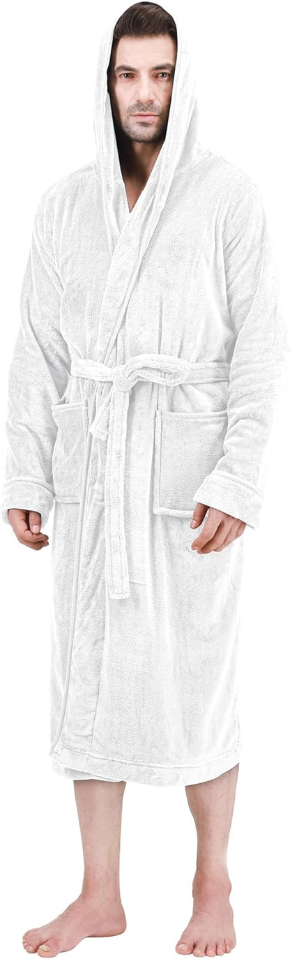 Mann im weißen Bademantel mit Kapuze, Frottee, bequem, ideal für Zuhause, Wellness, Spa.