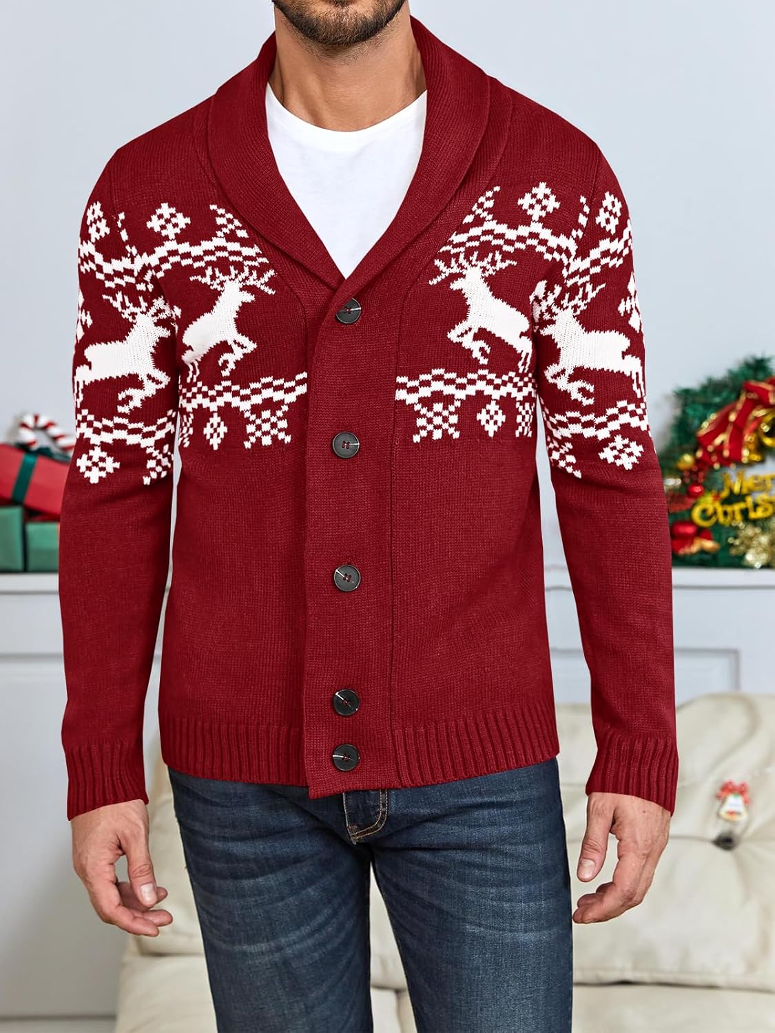 Roter Herren-Cardigan mit Rentiermuster, Strickjacke, Wintermode, festlich, gemütlich.