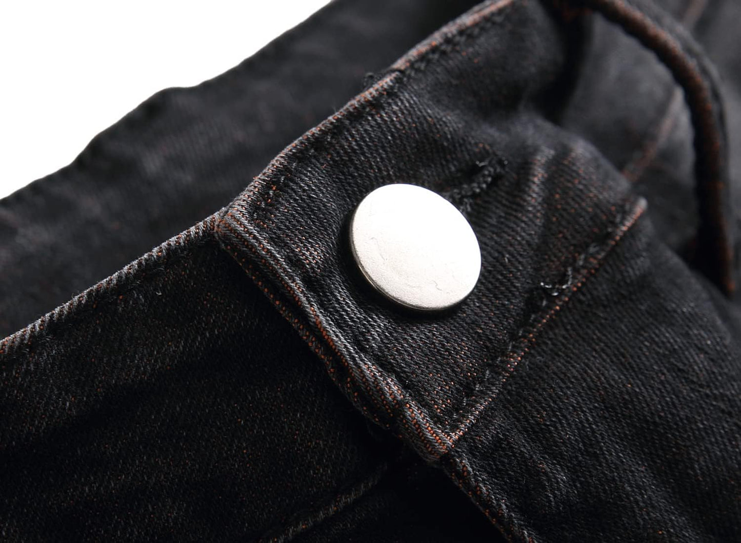 Schwarze Jeans mit silbernem Knopf, Nahaufnahme, Denim-Stoff, modisch, robust.