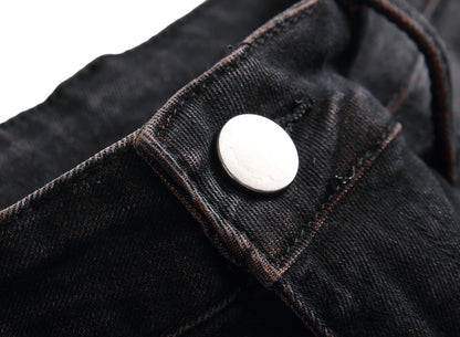 Schwarze Jeans mit silbernem Knopf, Nahaufnahme, Denim-Stoff, modisch, robust.