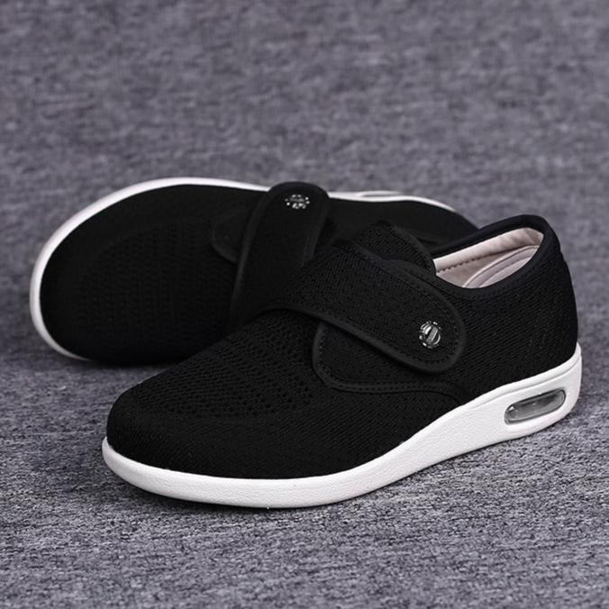 Schwarze orthopädische Schuhe mit Klettverschluss, atmungsaktiv, rutschfeste Sohle.