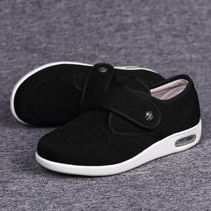 Schwarze orthopädische Schuhe mit Klettverschluss, atmungsaktiv, rutschfeste Sohle.