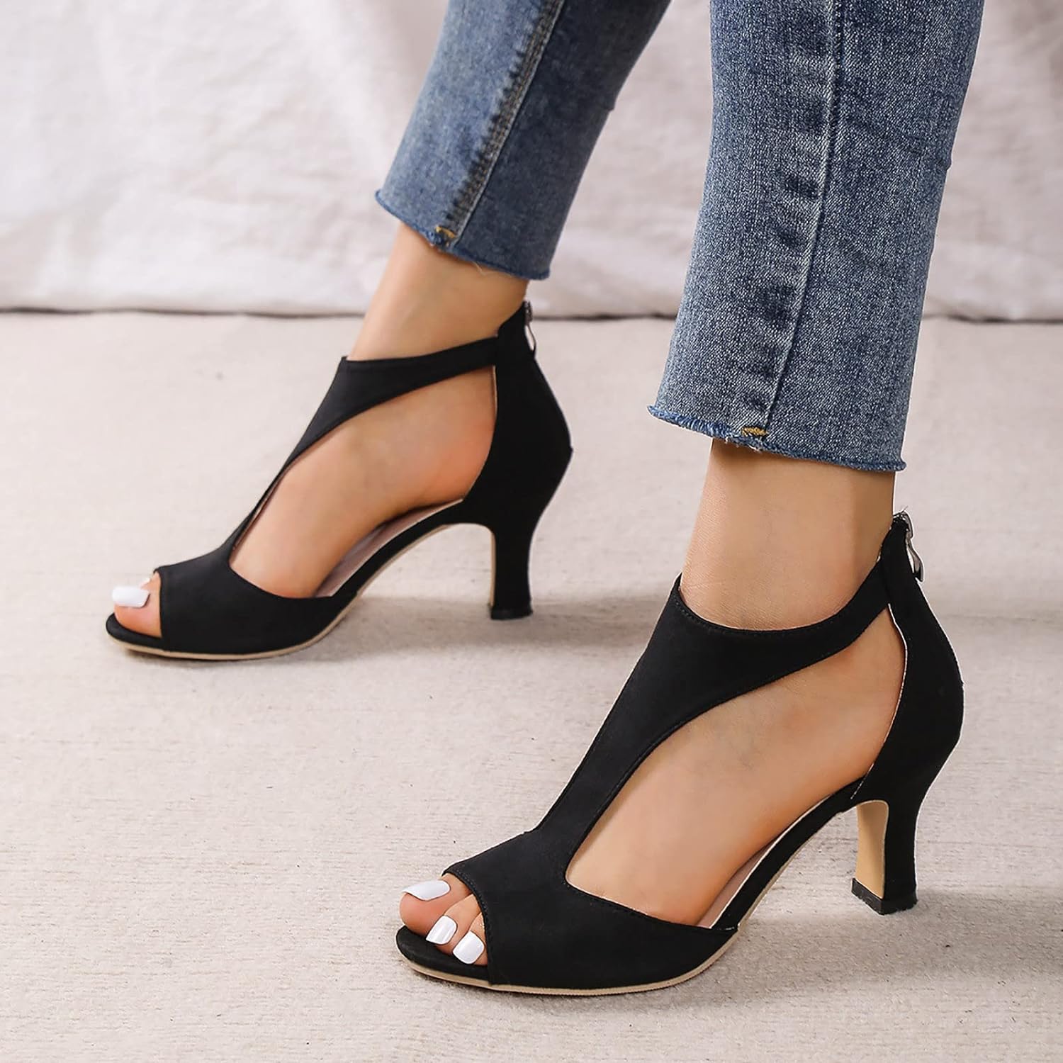 Schwarze Damen High Heels Sandalen, offenes Design, eleganter Absatz, ideal für Sommermode.