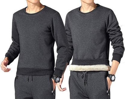 Zwei Herren in grauen, warmen Fleece-Sweatshirts, ideal für Wintermode und Outdoor-Aktivitäten.