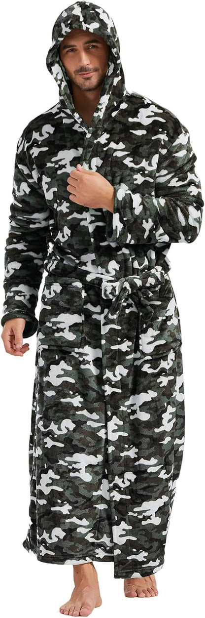 Mann im Camouflage-Bademantel mit Kapuze, Fleece, warm, gemütlich, für Herren.