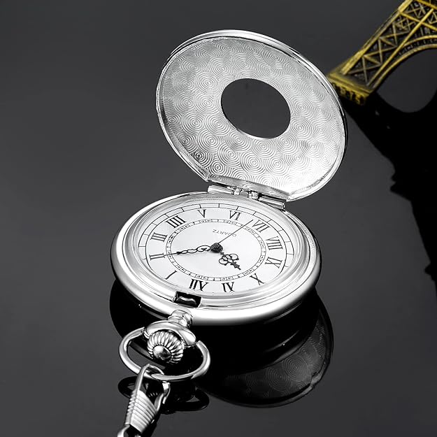 Silberne Taschenuhr mit römischen Ziffern, offenes Gehäuse, Kette, elegantes Design.