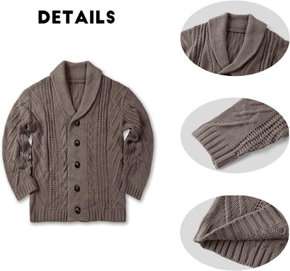 Brauner Strick-Cardigan mit Schalkragen, Knöpfen und Zopfmuster für Herren.