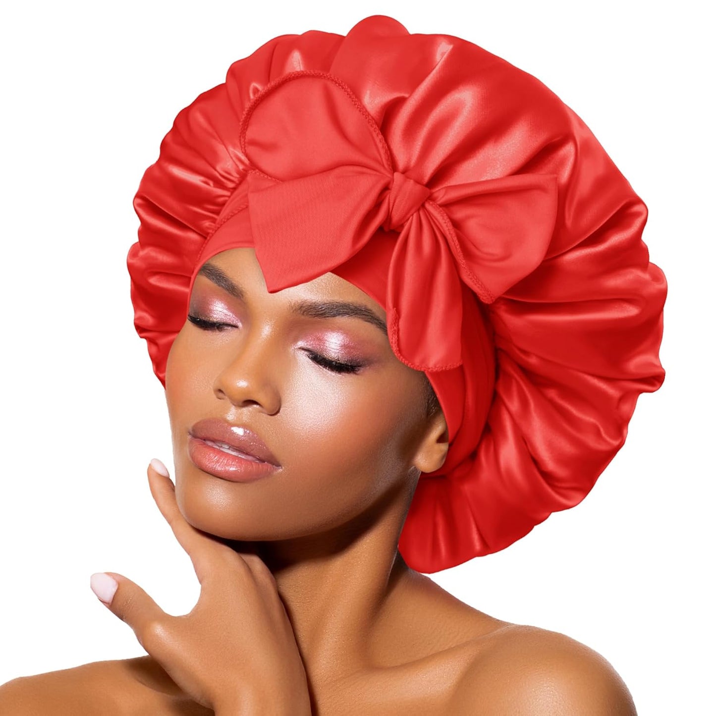 Frau mit roter Satinhaube und Schleife, Haarpflege, modisches Accessoire, stilvoller Look.