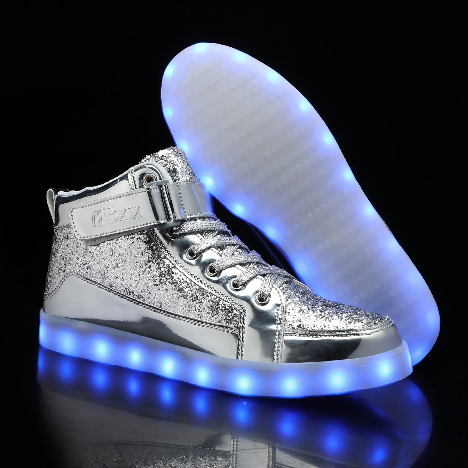 Silberne LED-Sneaker mit blauer Leuchtsohle, Glitzerdesign, modische Schuhe für Partys.