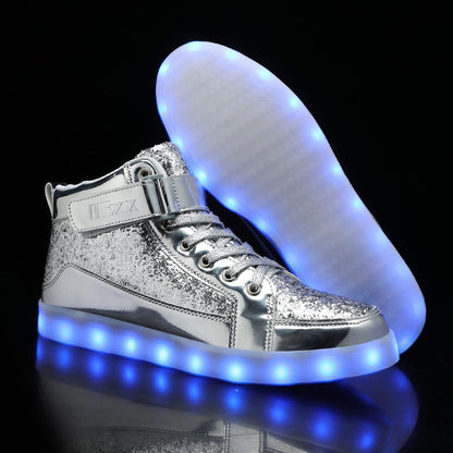 Silberne LED-Sneaker mit blauer Leuchtsohle, Glitzerdesign, modische Schuhe für Partys.