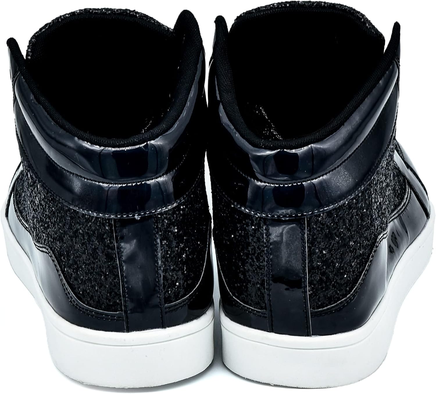 Schwarze Sneaker aus Leder und Stoff, Rückansicht, modisch, sportlich, Herren, Damen.