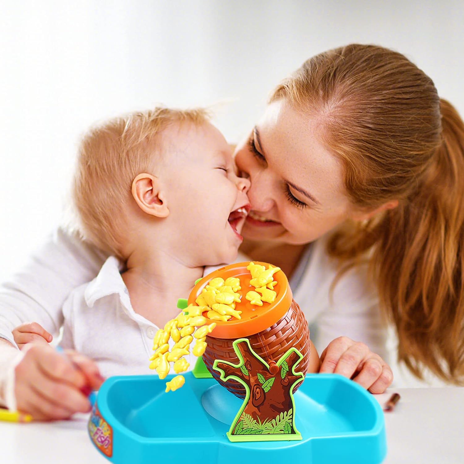 Mutter und Kind spielen mit Fischspielzeug, gelb, interaktiv, Lernspielzeug, Spaß, Familie.