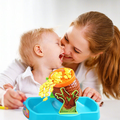 Mutter und Kind spielen mit Fischspielzeug, gelb, interaktiv, Lernspielzeug, Spaß, Familie.