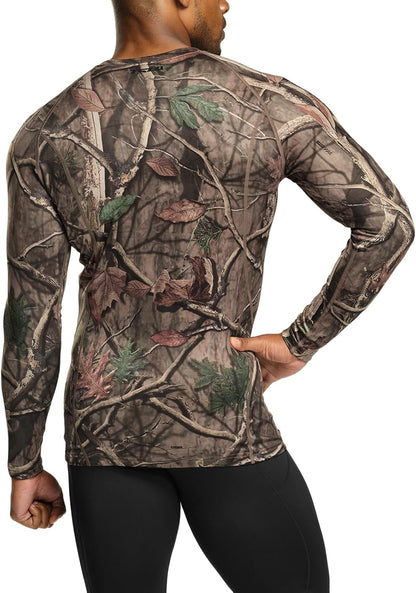 Mann in langärmligem Tarnshirt, Camouflage-Muster, Outdoor-Bekleidung, Jagd, Freizeit.