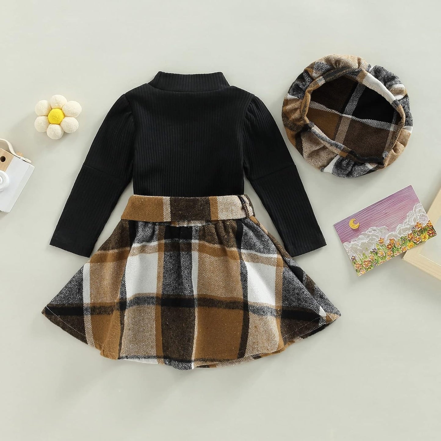 Schwarzes Kinderkleid mit kariertem Rock und passender Mütze, Herbstmode, Baumwolle.