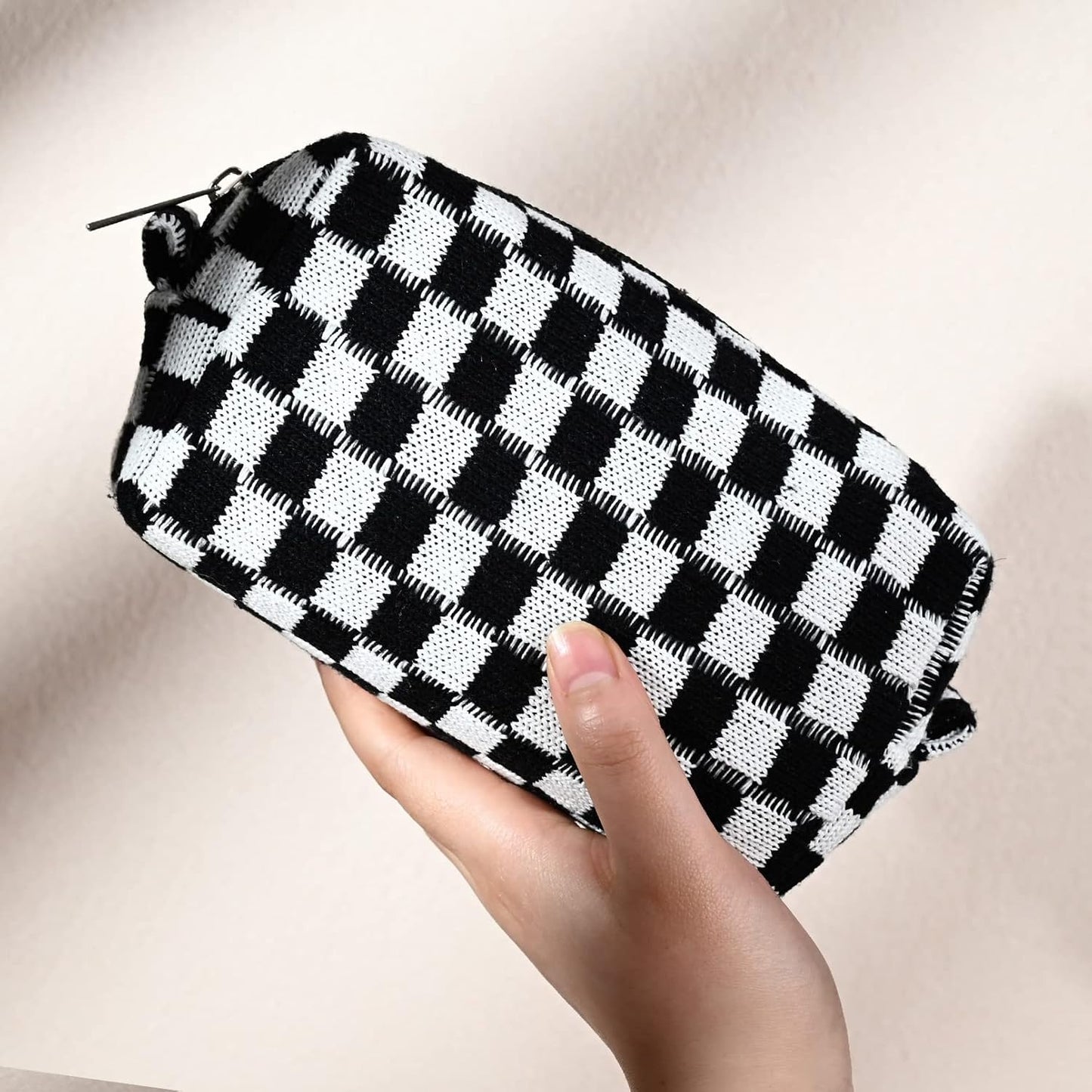 Schwarz-weiß karierte Kosmetiktasche, handgehalten, Reißverschluss, stilvoll, praktisch.