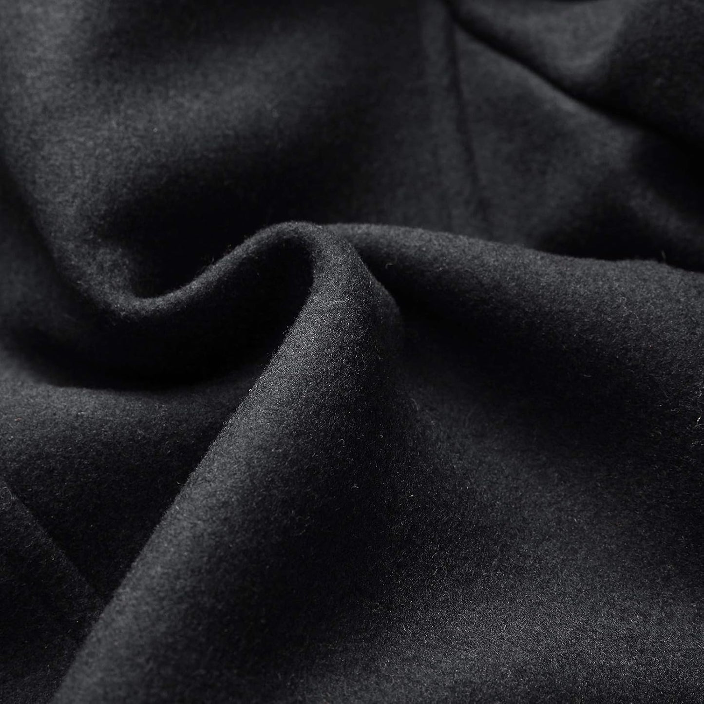 Schwarzer Wollstoff, weiche Textur, hochwertiges Material, ideal für Bekleidung und Dekoration.