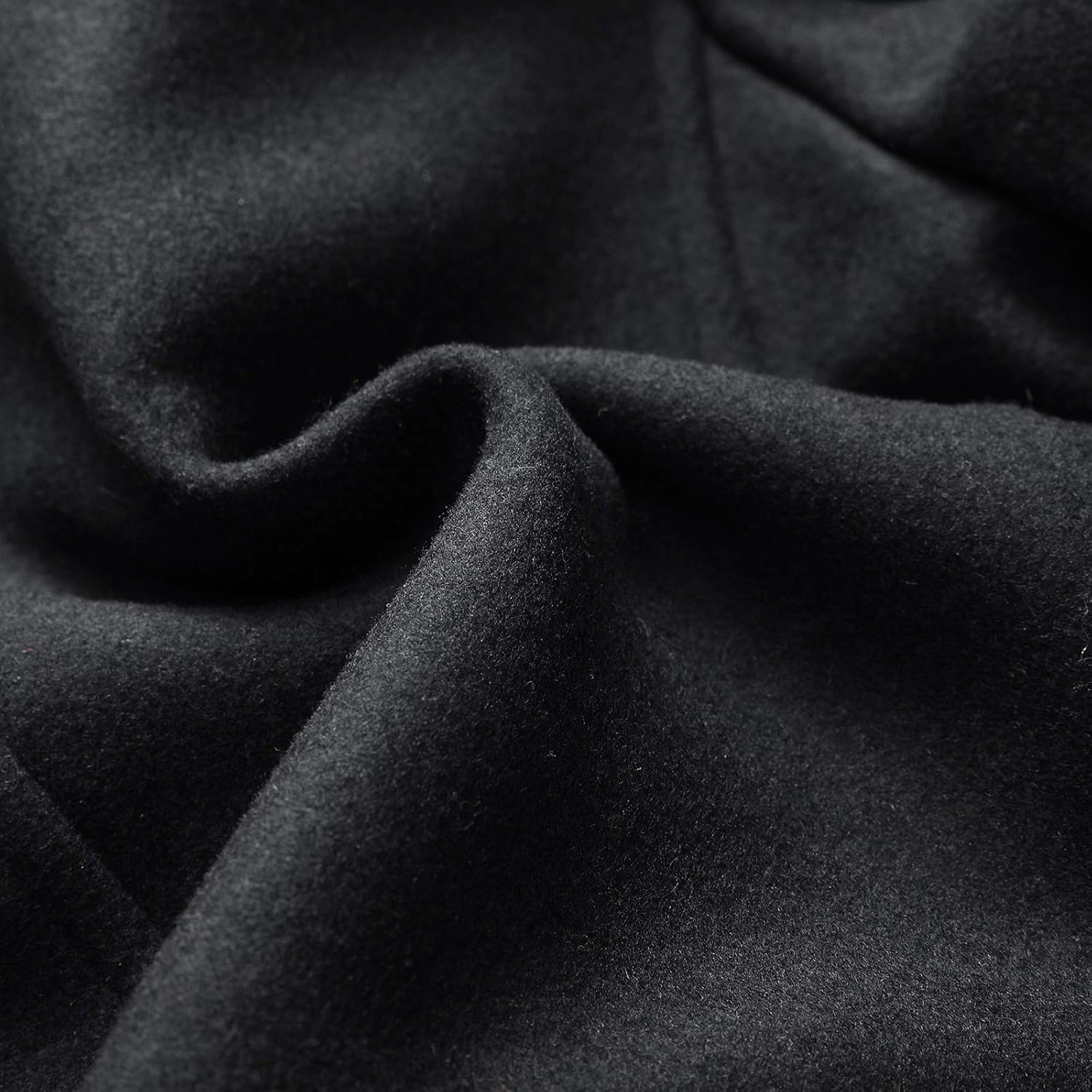 Schwarzer Wollstoff, weiche Textur, hochwertiges Material, ideal für Bekleidung und Dekoration.