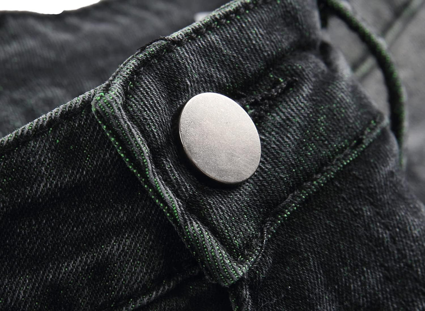 Schwarze Jeans mit silbernem Knopf, Nahaufnahme, Denim, modisch, robust, Detailansicht.