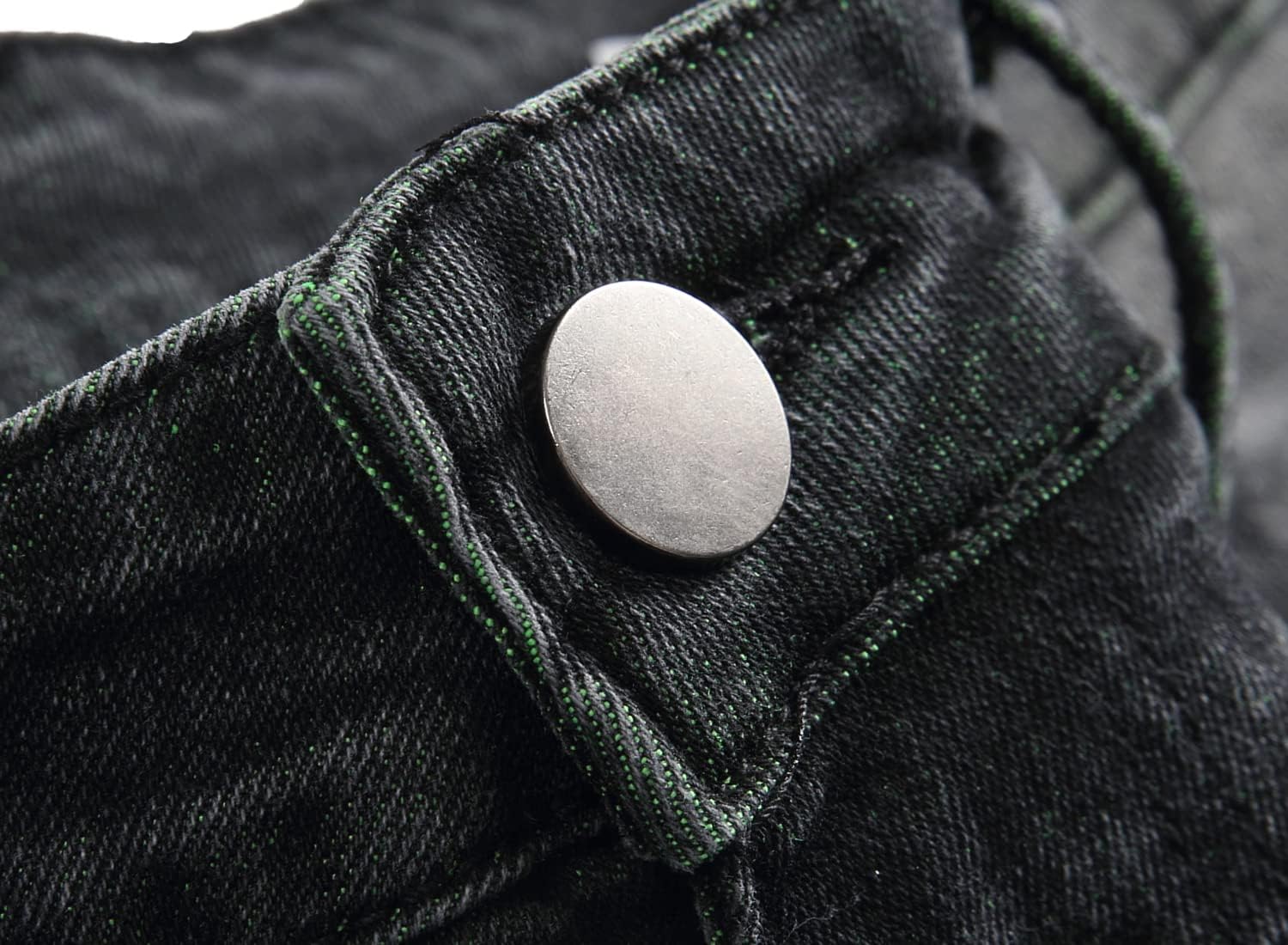 Schwarze Jeans mit silbernem Knopf, Nahaufnahme, Denim, modisch, robust, Detailansicht.