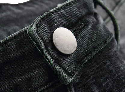 Schwarze Jeans mit silbernem Knopf, Nahaufnahme, Denim, modisch, robust, Detailansicht.