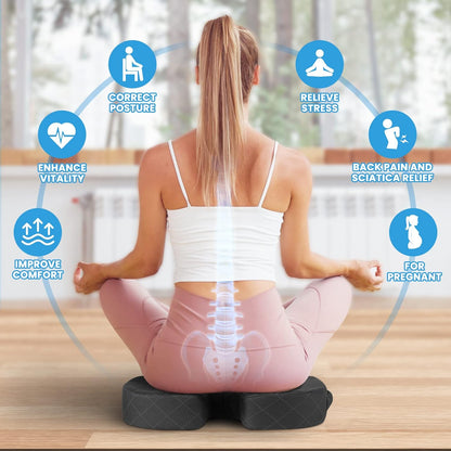 Frau auf orthopädischem Sitzkissen, Yoga-Übungen, Haltungskorrektur, Rückenschmerzen lindern.